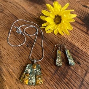 🌺☀️ Hawaiian glass pendant and earrings - NEW